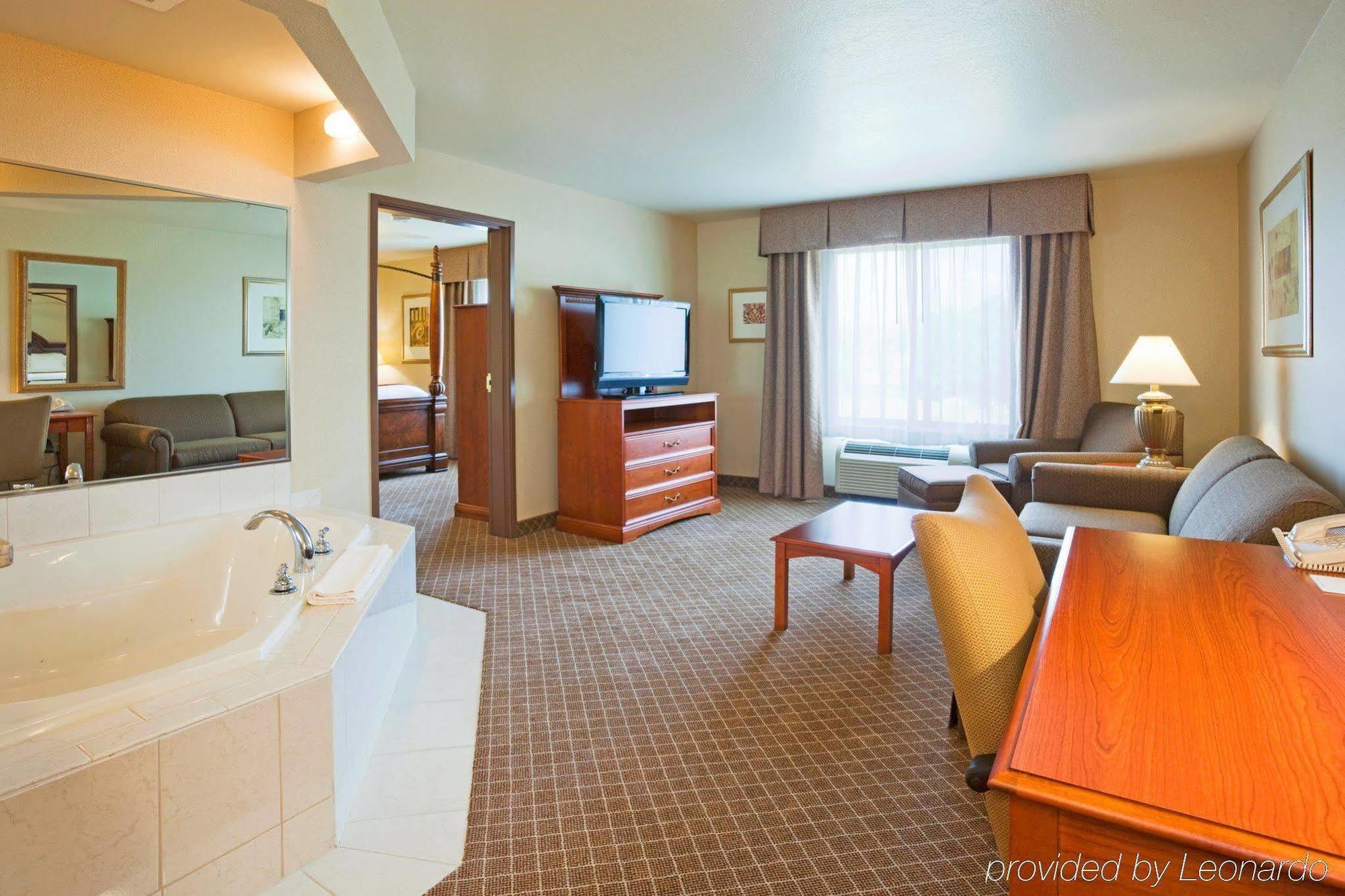 Holiday Inn Express & Suites Wausau By Ihg Weston Екстер'єр фото